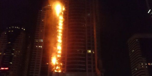 ドバイの86階建マンションで火災 巨大な火柱 外壁に広がる 画像 動画 ハフポスト