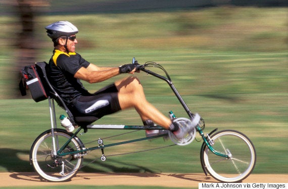 （イメージ写真）「リカンベント」型の自転車に乗る人