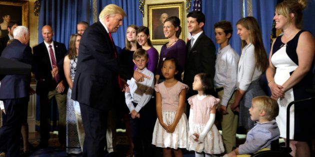 US President Donald Trump greets children of alleged 'victims of Obamacare' after delivering a statement on healthcare at the White House in Washington on July 24, 2017. / AFP PHOTO / YURI GRIPAS (Photo credit should read YURI GRIPAS/AFP/Getty Images)