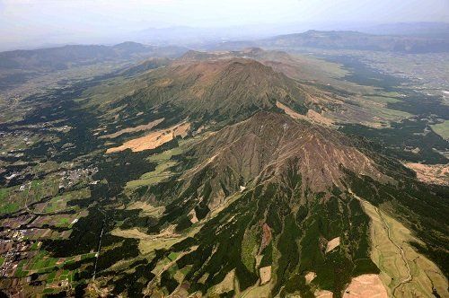 ●巨大噴火を物語る大きなカルデラを持つ阿蘇山
