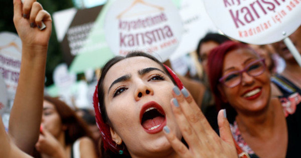 私の服装にかまうな トルコの女性たち 伝統衣装の着用要求に抗議デモ ハフポスト News