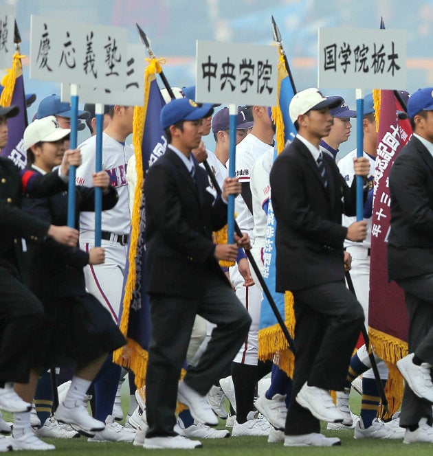 第90回選抜高校野球大会の開会式で、入場行進する各校の選手＝3月23日、甲子園