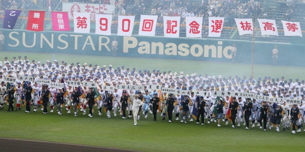 第90回選抜高校野球大会の開会式で、行進する各校の選手ら＝3月23日、甲子園 