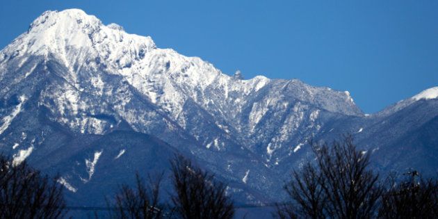 八ケ岳連峰の阿弥陀岳（左）の南側稜線＝3月25日午後1時15分、長野県茅野市、川村直子撮影
