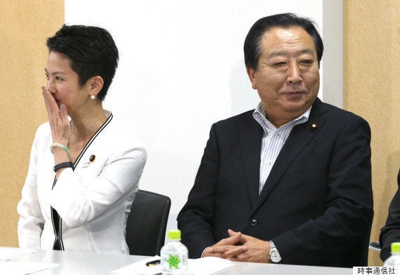 民進党両院議員懇談会に臨む蓮舫代表（左）と野田佳彦幹事長（7月25日）