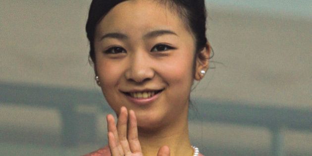 Princess Kako wave to well-wishers during the Japanese royal family's New Year public appearance at the Imperial Palace in Tokyo January 2, 2015. REUTERS/Thomas Peter (JAPAN - Tags: ROYALS ENTERTAINMENT SOCIETY POLITICS)