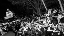 政治状況を反映する路上の人々を写し撮る