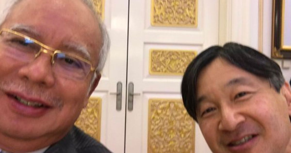 皇太子さまとマレーシア首相が 自撮り 2ショット 素晴らしい友好関係 と話題に ハフポスト 皇太子さまとマレーシア首相が 自撮り 2ショット 素晴らしい友好関係 と話題に ハフポスト