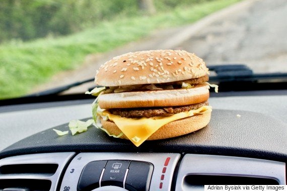 すべてはチーズバーガーのため 8歳の少年 車を運転しマクドナルドへ ハフポスト