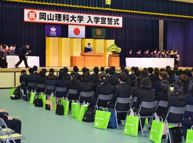 学校法人「加計学園」の岡山理科大学獣医学部の入学式＝３日、愛媛県今治市 