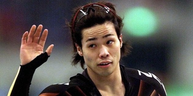 Japan's Hiroyasu Shimizu waves after winning Men's 500 meter of World Speedskating Championships in Nagano, Saturday, Mar. 4, 2000. Shimizu took the first in the event. (AP Photo/Shizuo Kambayashi)