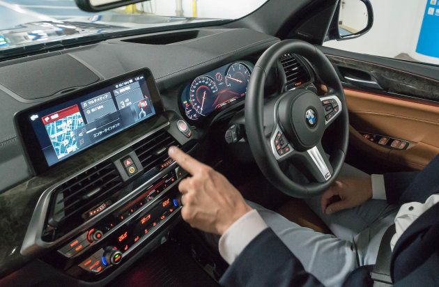 指を回すジェスチャーをすると、天井からセンサーが動きを感知し、自動で音量を上げ下げしてくれる「BMWジェスチャー・コントロール」。運転に集中するため、画面を見ずに運転に集中するための便利な機能だ。