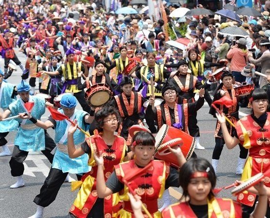 国際通り埋め尽くす １万人のエイサー踊り隊 沖縄 那覇で８月開催 ハフポスト