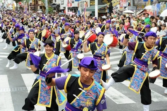 国際通り埋め尽くす １万人のエイサー踊り隊 沖縄 那覇で８月開催 ハフポスト News