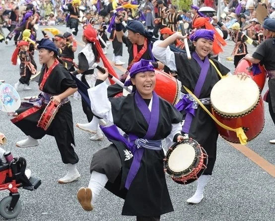 国際通り埋め尽くす １万人のエイサー踊り隊 沖縄 那覇で８月開催 ハフポスト News