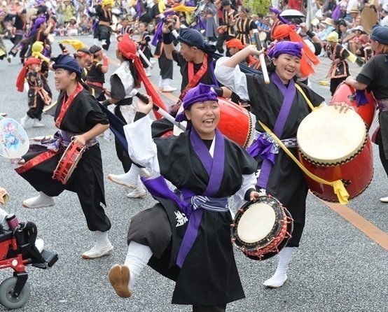国際通り埋め尽くす １万人のエイサー踊り隊 沖縄 那覇で８月開催 ハフポスト