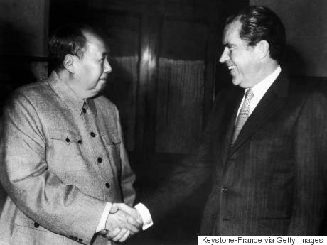 毛沢東主席（左）とニクソン大統領（1972年2月22日）