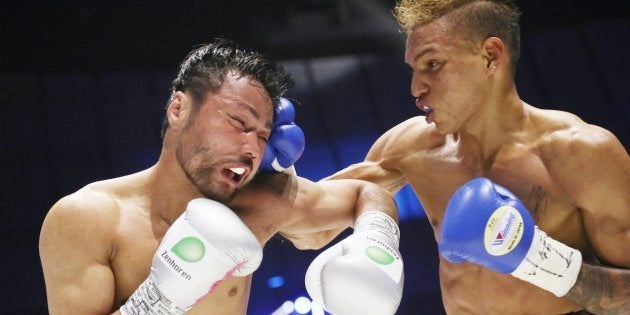 WBCフライ級タイトル戦の5回、ロサレス(右)のパンチを浴びる比嘉大吾=15日、横浜アリーナ