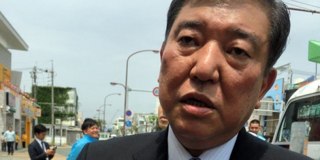 記者団の取材に応じる自民党の石破茂元幹事長＝１６日午前、沖縄県沖縄市、岩尾真宏撮影