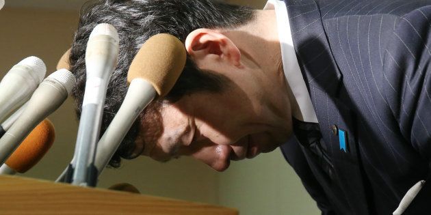 記者会見で頭を下げる新潟県の米山隆一知事＝4月18日午後、同県庁 