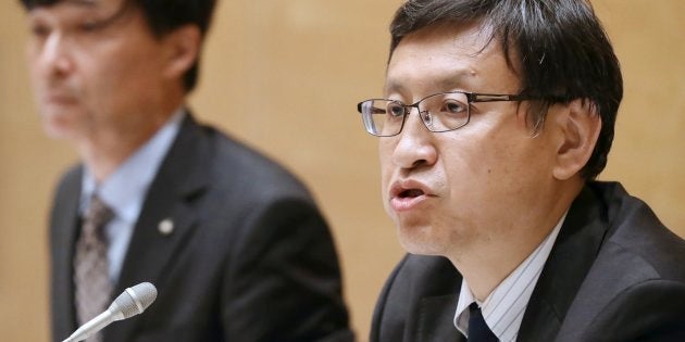 財務次官セクハラ問題で記者会見するテレビ朝日の篠塚浩報道局長（右）と長田明広報局長＝１９日未明、東京都港区