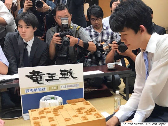 藤井聡太四段 ものすごい 目力 の佐々木勇気五段と対戦 史上初の30連勝へ挑む ハフポスト