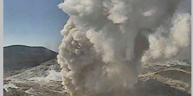 硫黄山南の噴火の様子