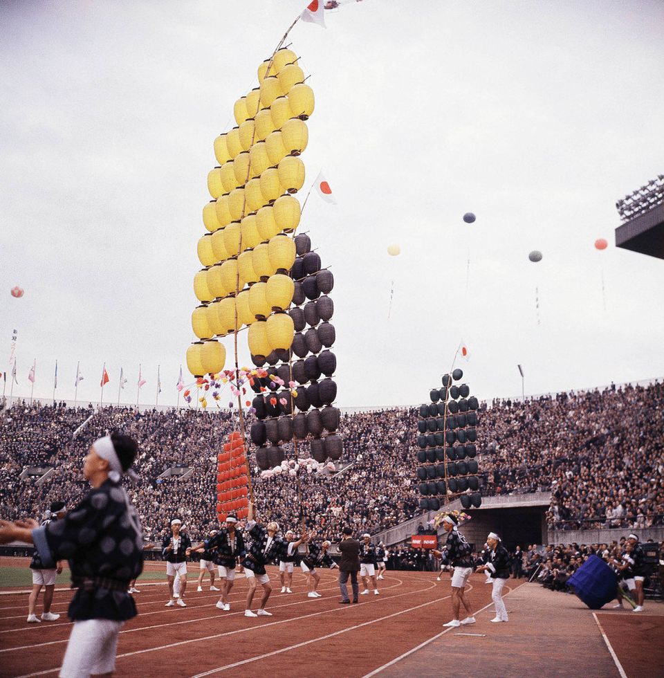 東京オリンピック開幕から52年。鮮やかな写真で振り返る開会式【画像集】