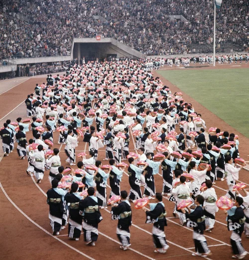 東京オリンピック開幕から52年。鮮やかな写真で振り返る開会式【画像集