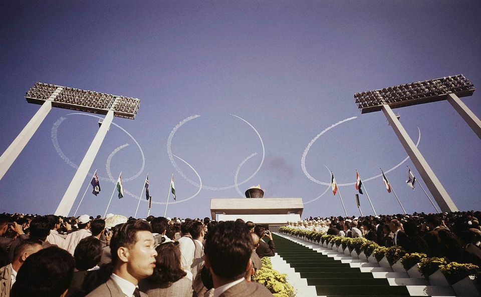 東京オリンピック開幕から52年。鮮やかな写真で振り返る開会式【画像集】