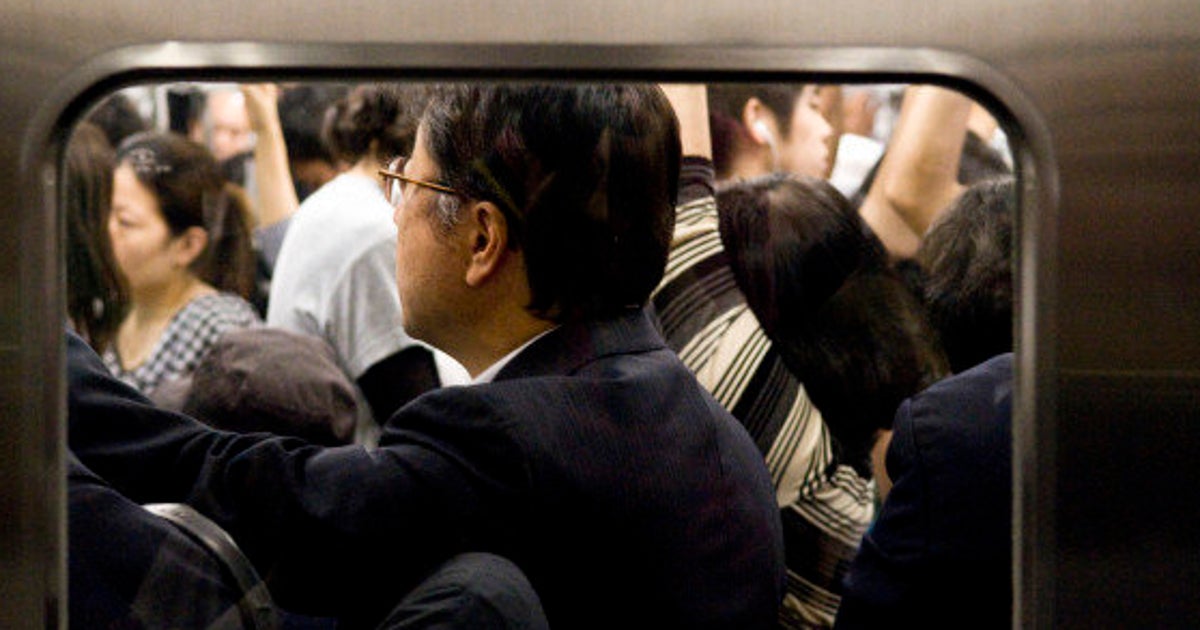 満員電車で死んだ目をしたサラリーマンは死んでいるのではない チャージしているのだ ハフポスト 満員電車で死んだ目をしたサラリーマンは死んでいるのではない チャージしているのだ ハフポスト