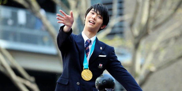 沿道からの声援に手を振って応える羽生結弦選手=2018年4月22日午後1時55分、仙台市青葉区、林紗記撮影