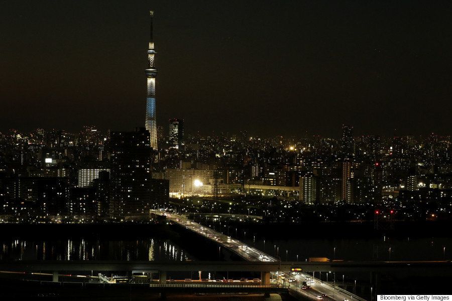 福島第一原発から東京に戻ると、街の明るさに気がつく。（2016年1月27日 Kiyoshi Ota/Bloomberg via Getty Images）