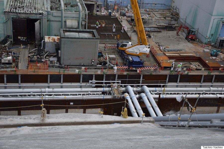 1〜4号機を取り囲む「凍土壁」は、巨大なパイプを通じて高台の施設から送られた液体窒素によって、土に含まれる水が氷の壁を作る仕組みだ。（2016年2月25日 2号機建屋西側高台から撮影）