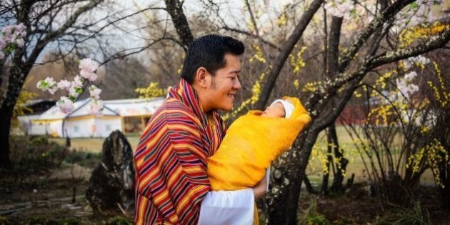 ブータン国王が生後2週間の王子の写真公開、そのお顔は?