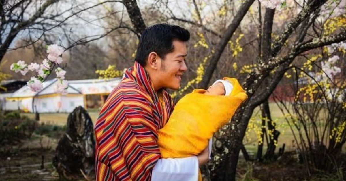 ブータン国王が生後2週間の王子の写真公開 そのお顔は Flipboard