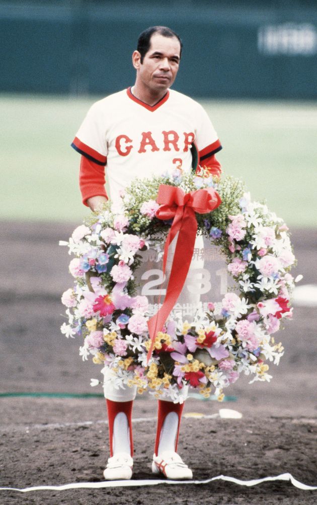 連続試合出場の世界新記録を達成し、グラウンドで記念の花輪を手にする衣笠祥雄選手＝1987年6月、広島市