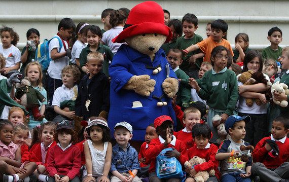 くまのパディントン 作者 マイケル ボンドさんが死去 売れ残りのぬいぐるみから生まれた人気シリーズ ハフポスト