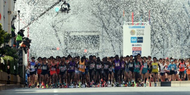 Runners start in front of the Tokyo Metropolitan Government building during the Tokyo Marathon 2016 in Tokyo on February 28, 2016. AFP PHOTO / TOSHIFUMI KITAMURA / AFP / TOSHIFUMI KITAMURA (Photo credit should read TOSHIFUMI KITAMURA/AFP/Getty Images)