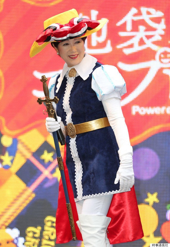 小池百合子都知事が『リボンの騎士』のコスプレ 観客から黄色い歓声