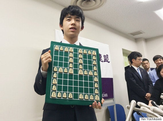 藤井聡太四段が公式戦29連勝、30年ぶり新記録 増田康宏四段を11時間の 