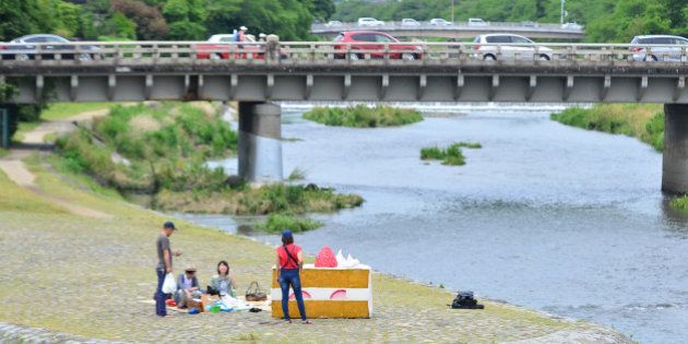 謎の巨大ショートケーキ 京都の鴨川に現る その正体は 画像集 動画 ハフポスト