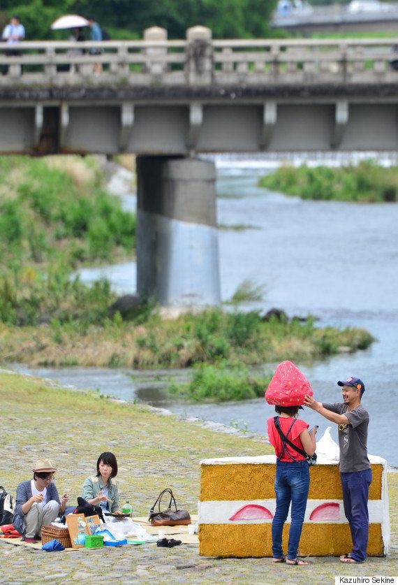 謎の巨大ショートケーキ 京都の鴨川に現る その正体は 画像集 動画 ハフポスト