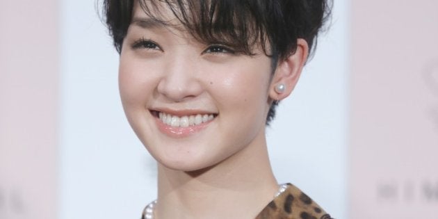 「ベストパールプリンセス2016」の授賞式に出席した剛力彩芽さん。「もともと貪欲なので、どんどんいろんなことにチャレンジし、一歩ずつ大人の女性になれたら」と語った。 （2016年2月9日撮影）