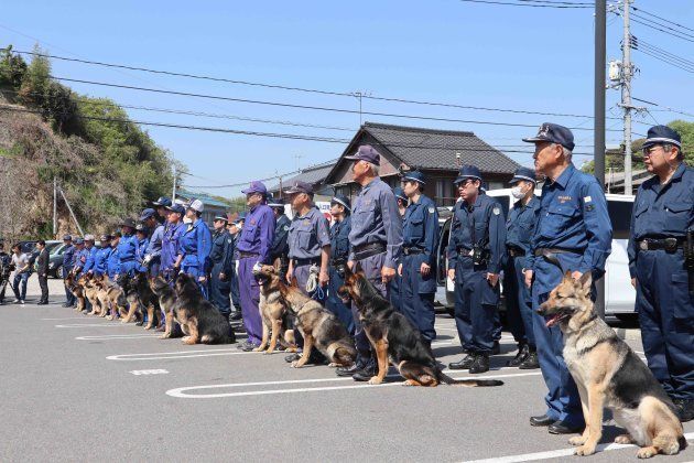 逃走した平尾龍磨受刑者の捜索にあたる広島、愛媛両県警の警察犬。両県警合わせて16頭の警察犬による捜索を行った＝21日、広島県尾道市の向島 