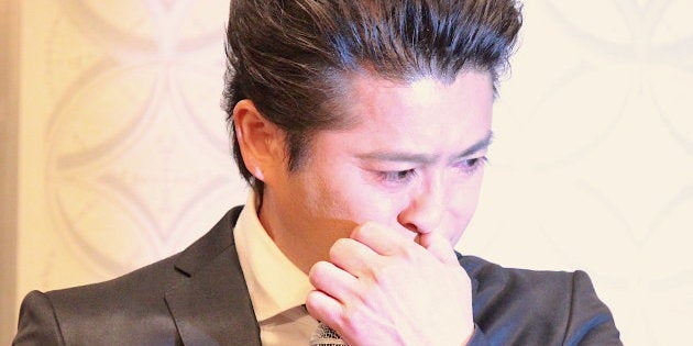 会見で涙を流す山口達也さん＝4月26日、東京