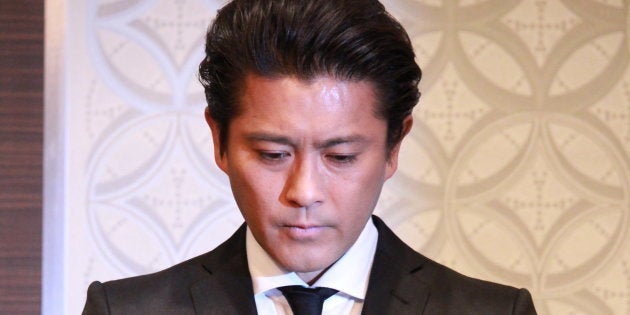 26日の記者会見で謝罪する山口達也メンバー