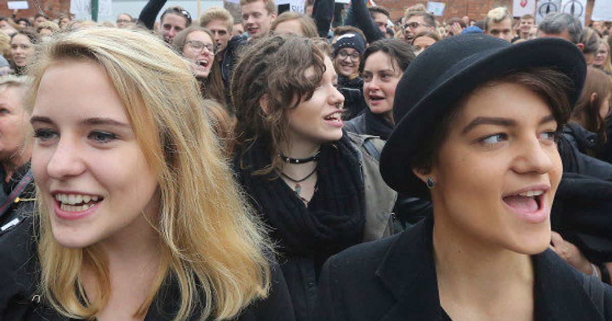ポーランドで中絶をほぼ全面禁止する法案に抗議する10万人デモ 政府も可決阻止へ ハフポスト