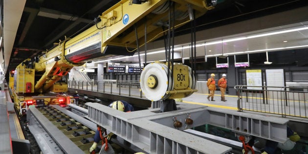 リニア中央新幹線品川駅の新設工事が報道陣に公開され、作業を進めるクレーン車。重さ約１３０トンのドイツ・キロフ社製の鉄道クレーンで、最大８０トンの物体をつり上げることができる＝２５日未明、東京都港区のＪＲ品川駅 