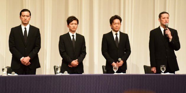 記者会見するTOKIOのメンバー。左から長瀬智也さん（39）、国分太一さん（43）、城島茂さん（47）、松岡昌宏さん（41）